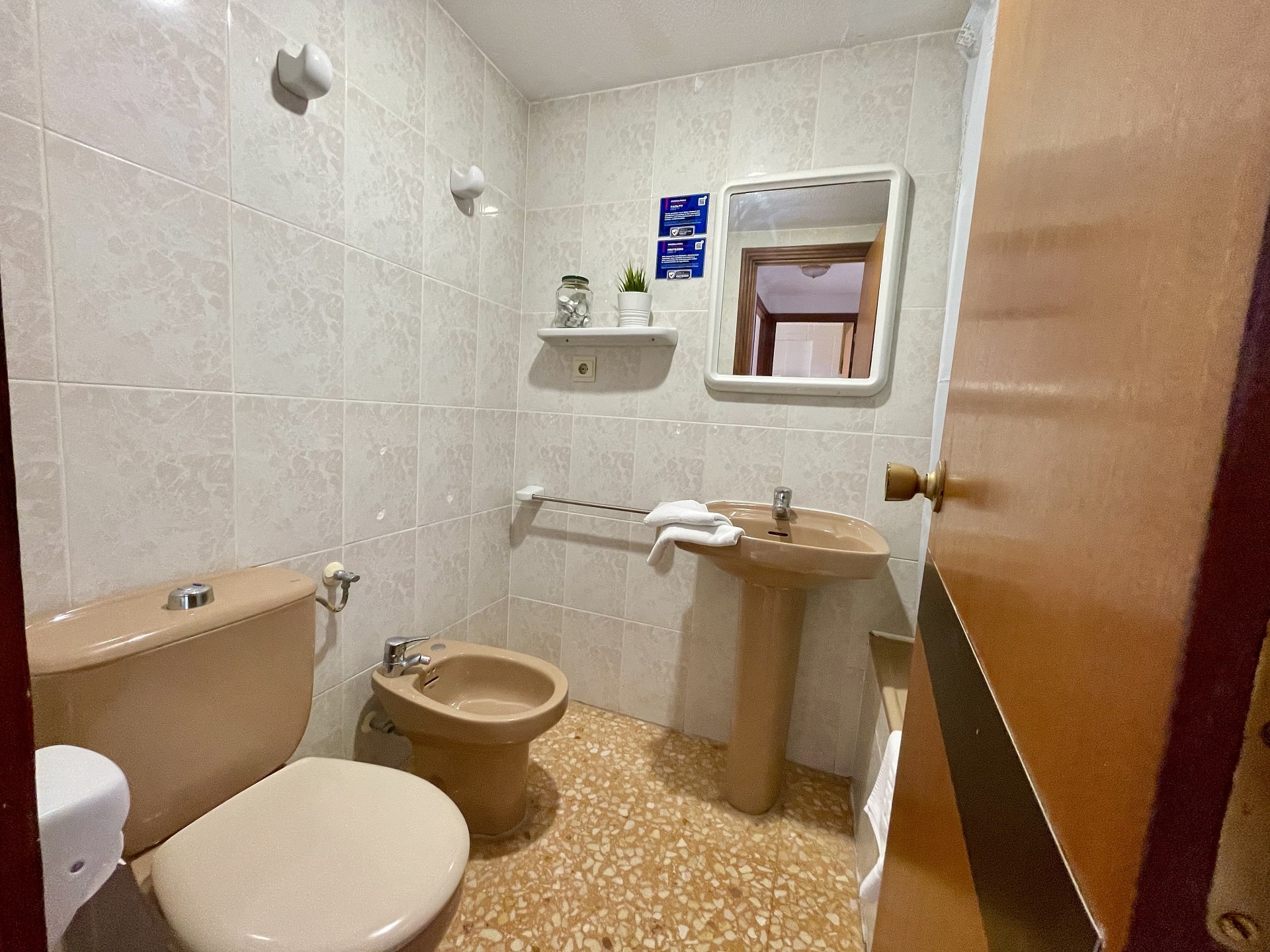 baño-con-toallas-bathroom-with-towels-2-min