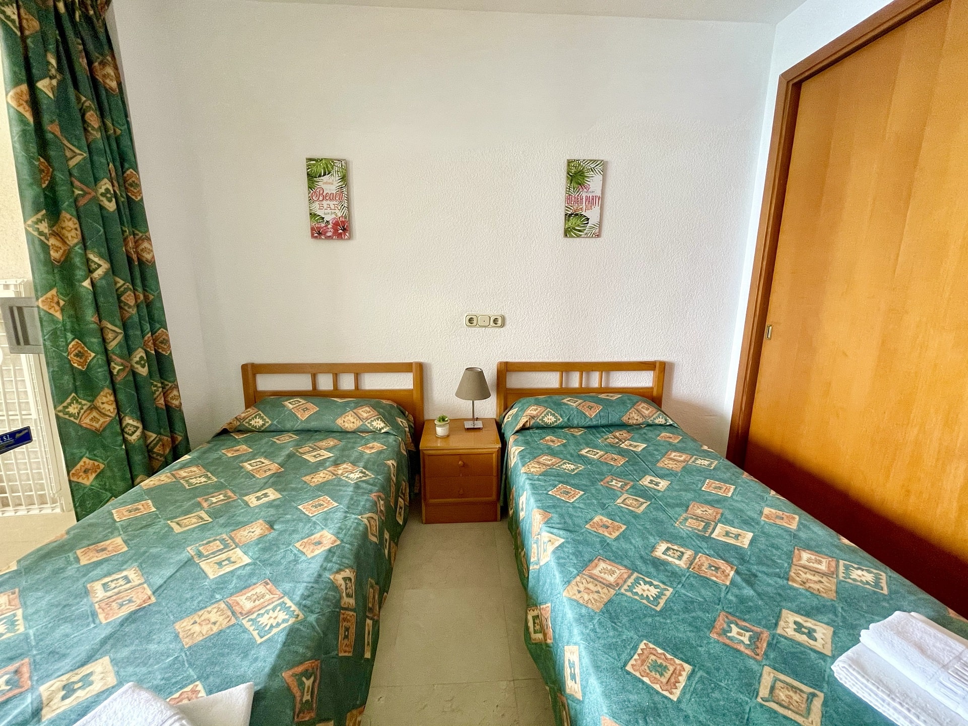 habitacion-con-dos-camas-individuales-bed-room-with-single-beds-2-min