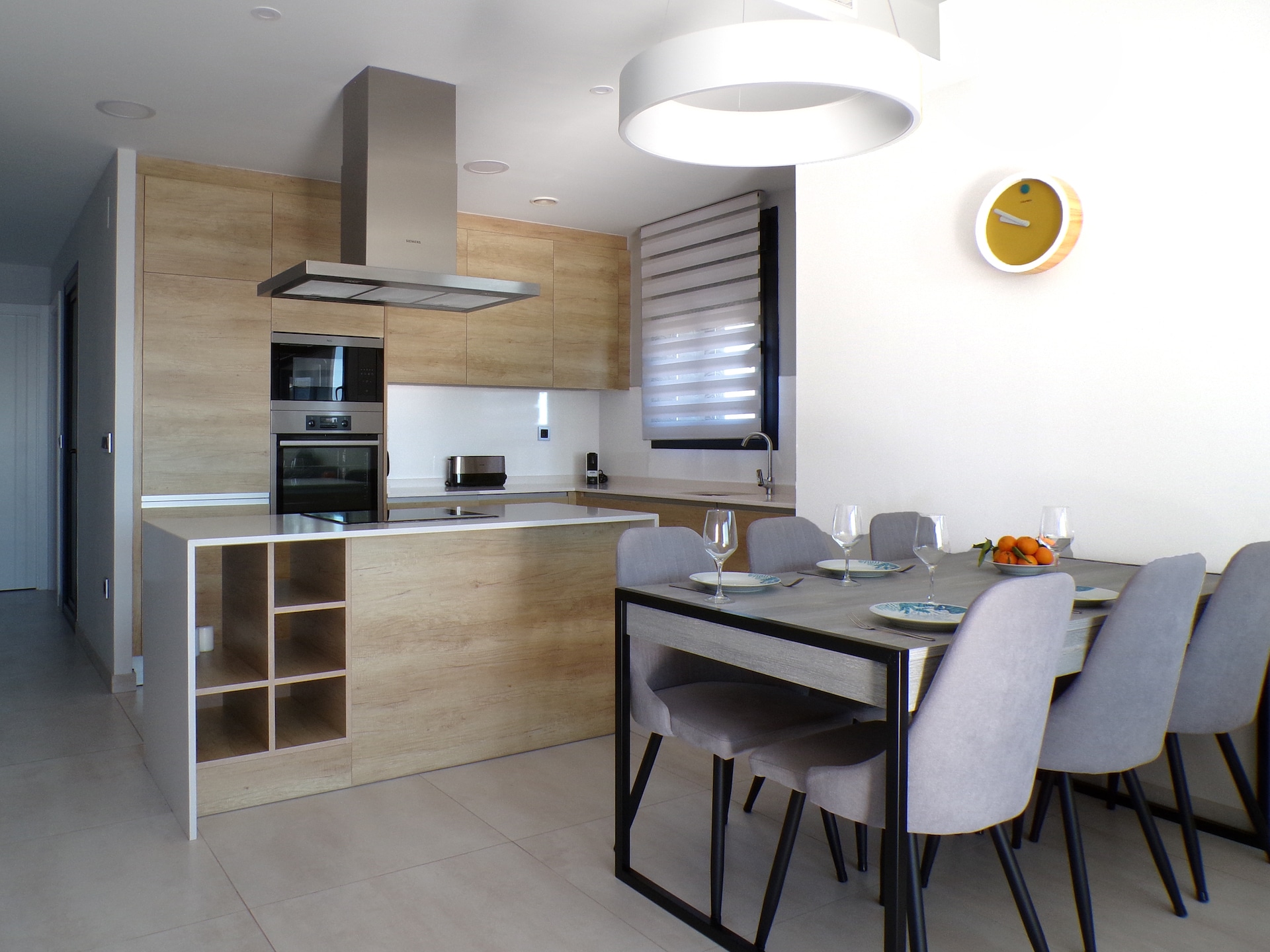 Cocina y salon integrados en apartamento en Benidorm
