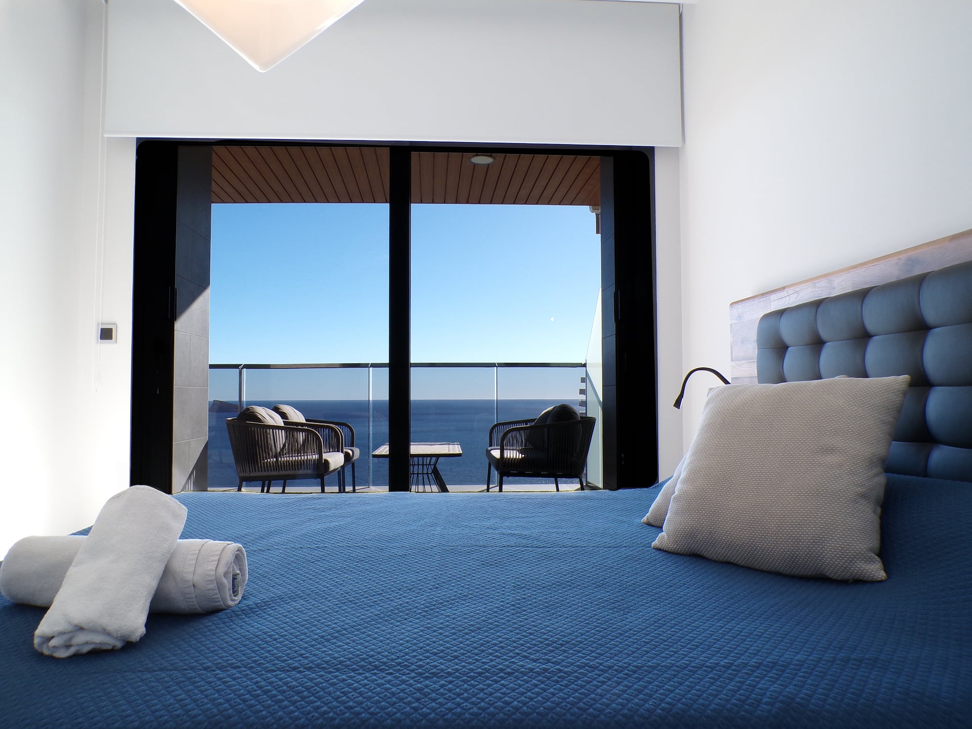 Dormitorio con cama de matrimonio y vistas al mar