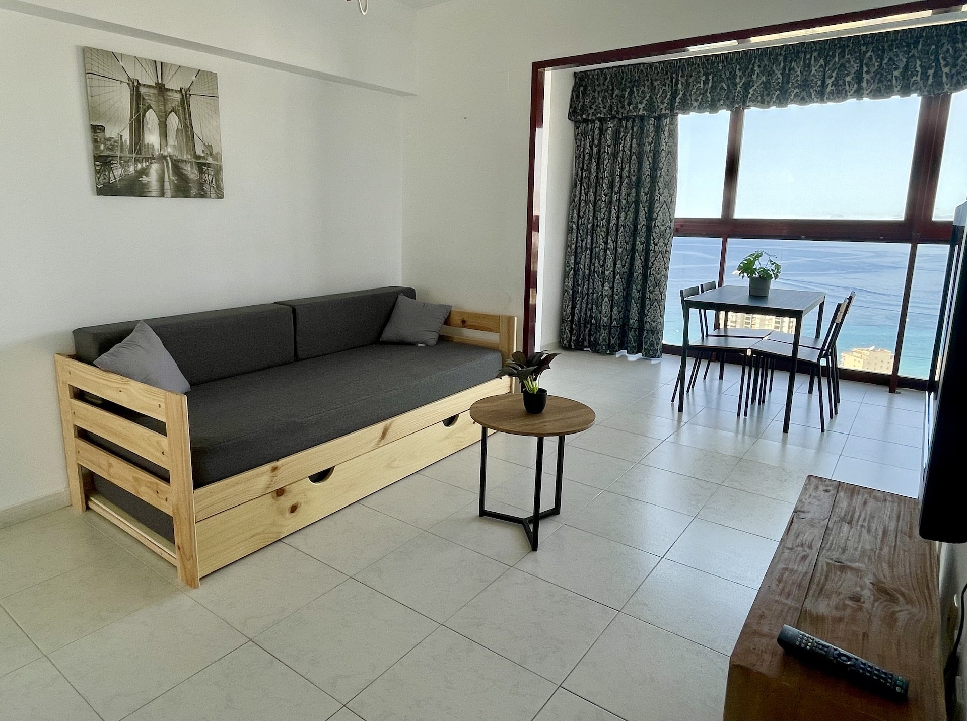 salon con sofa cama y vistas al mar