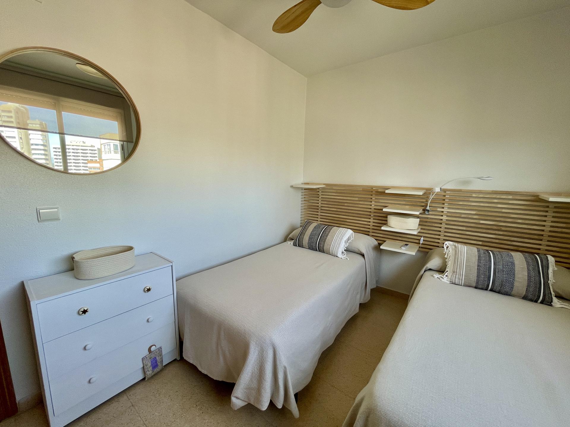 Apartamento reformado con camas individuales
