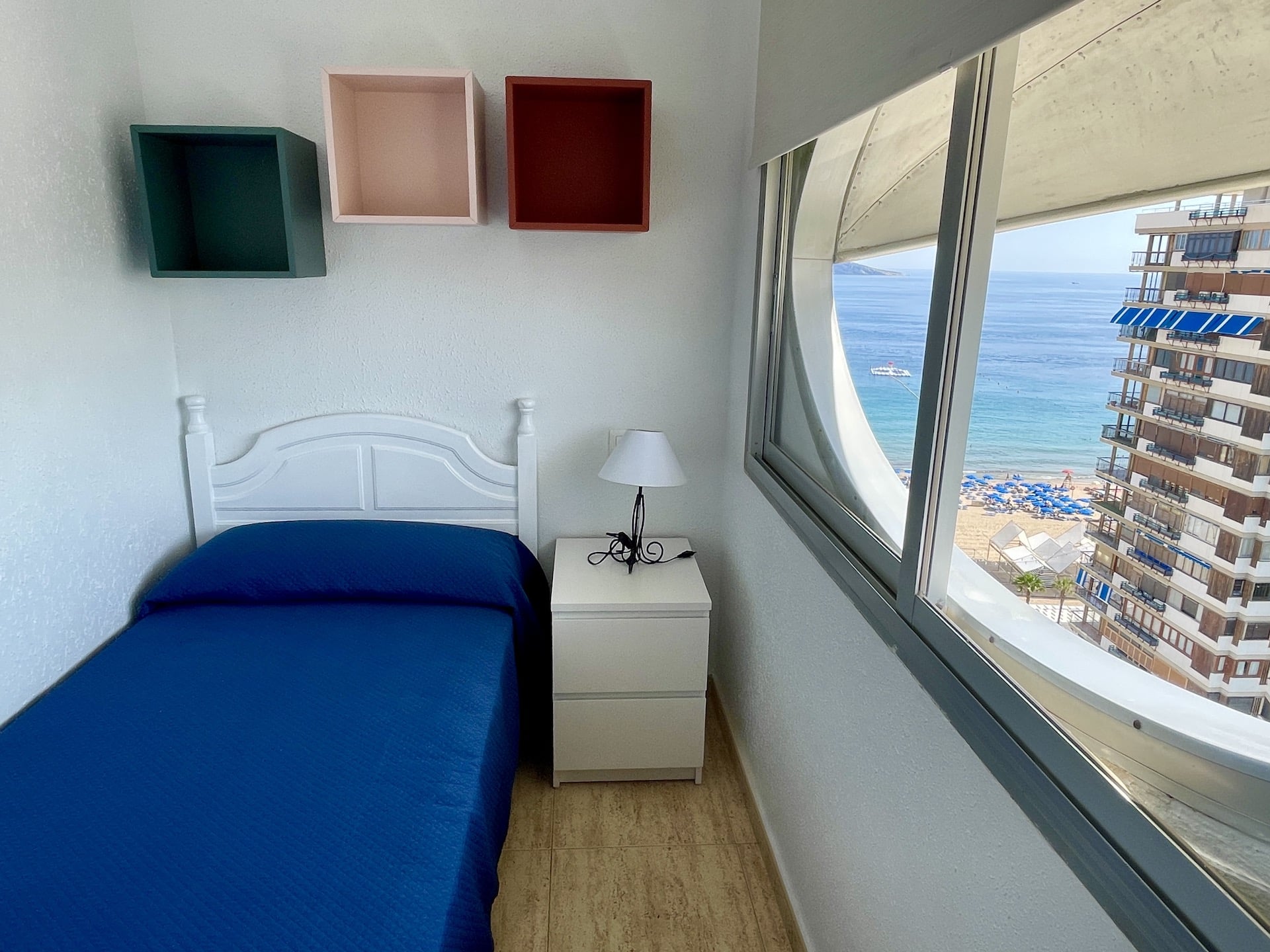 cama con vistas al mar