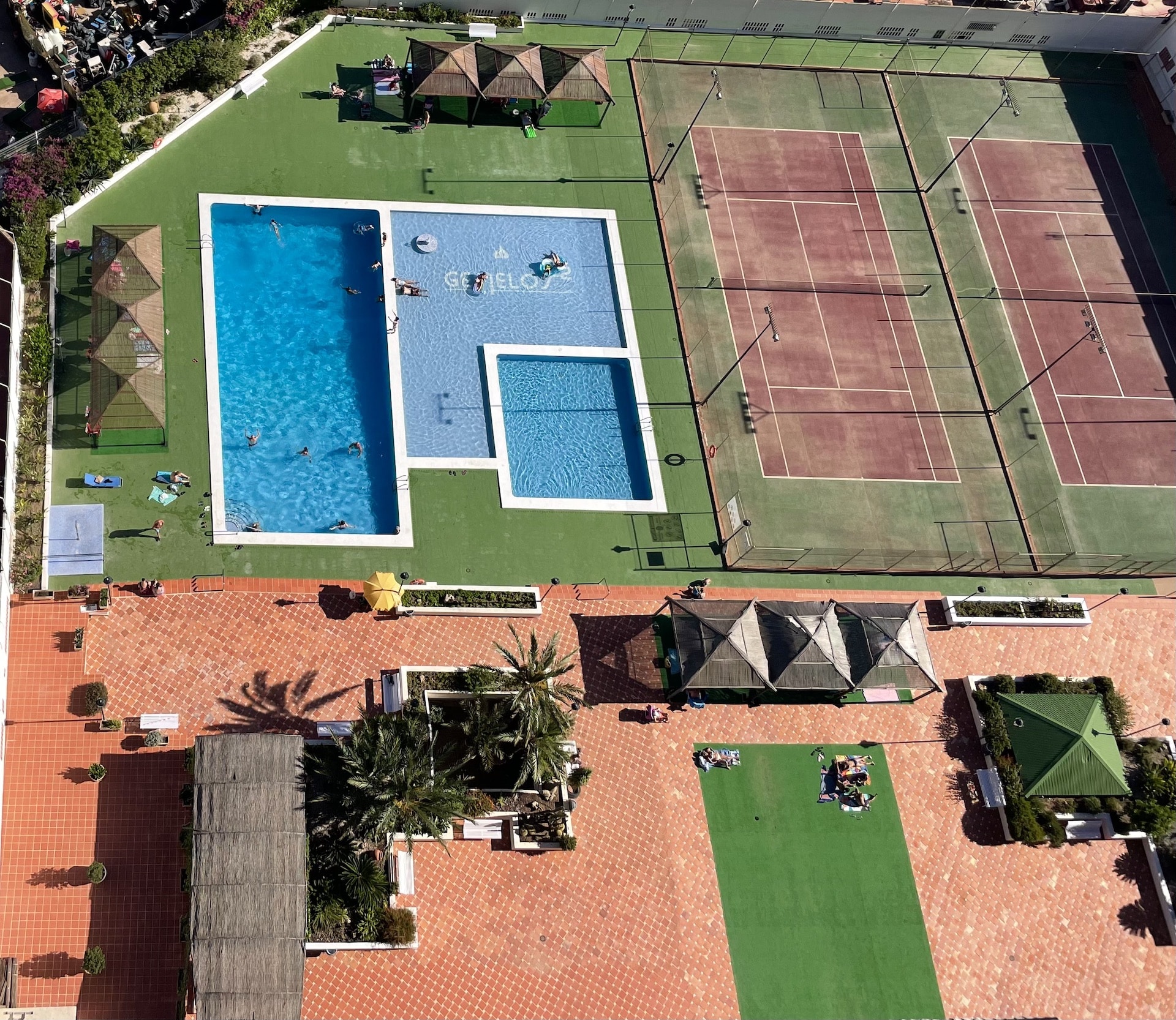 Apartamento con piscina y pista tenis