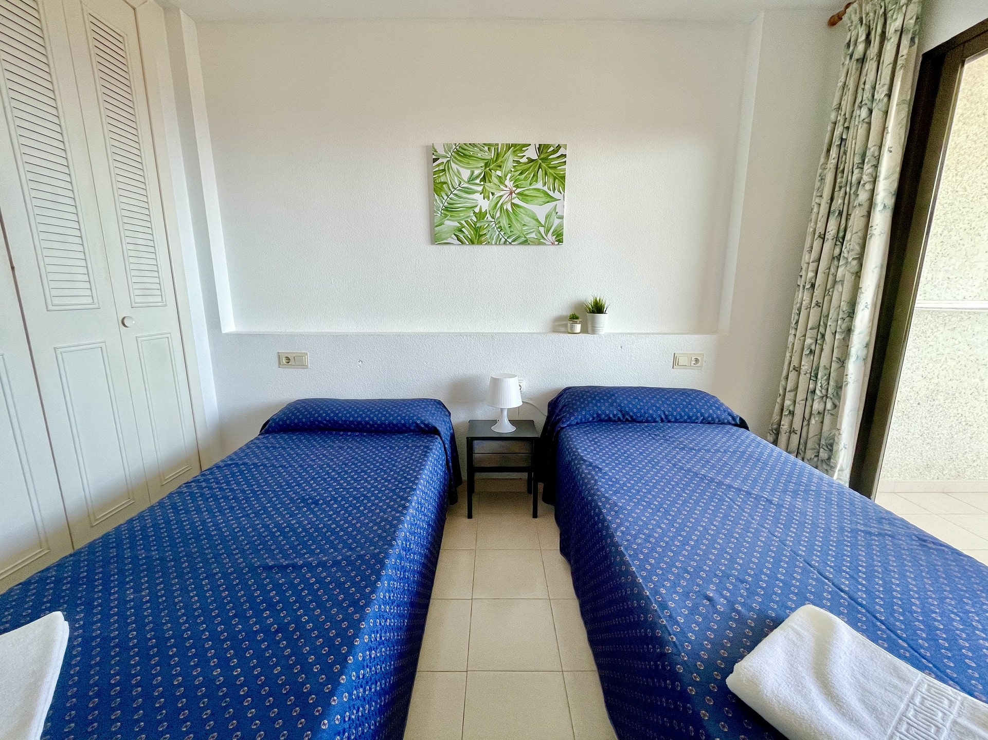 habitacin-con-dos-camas-individuales-room-with-two-single-bed-2-min