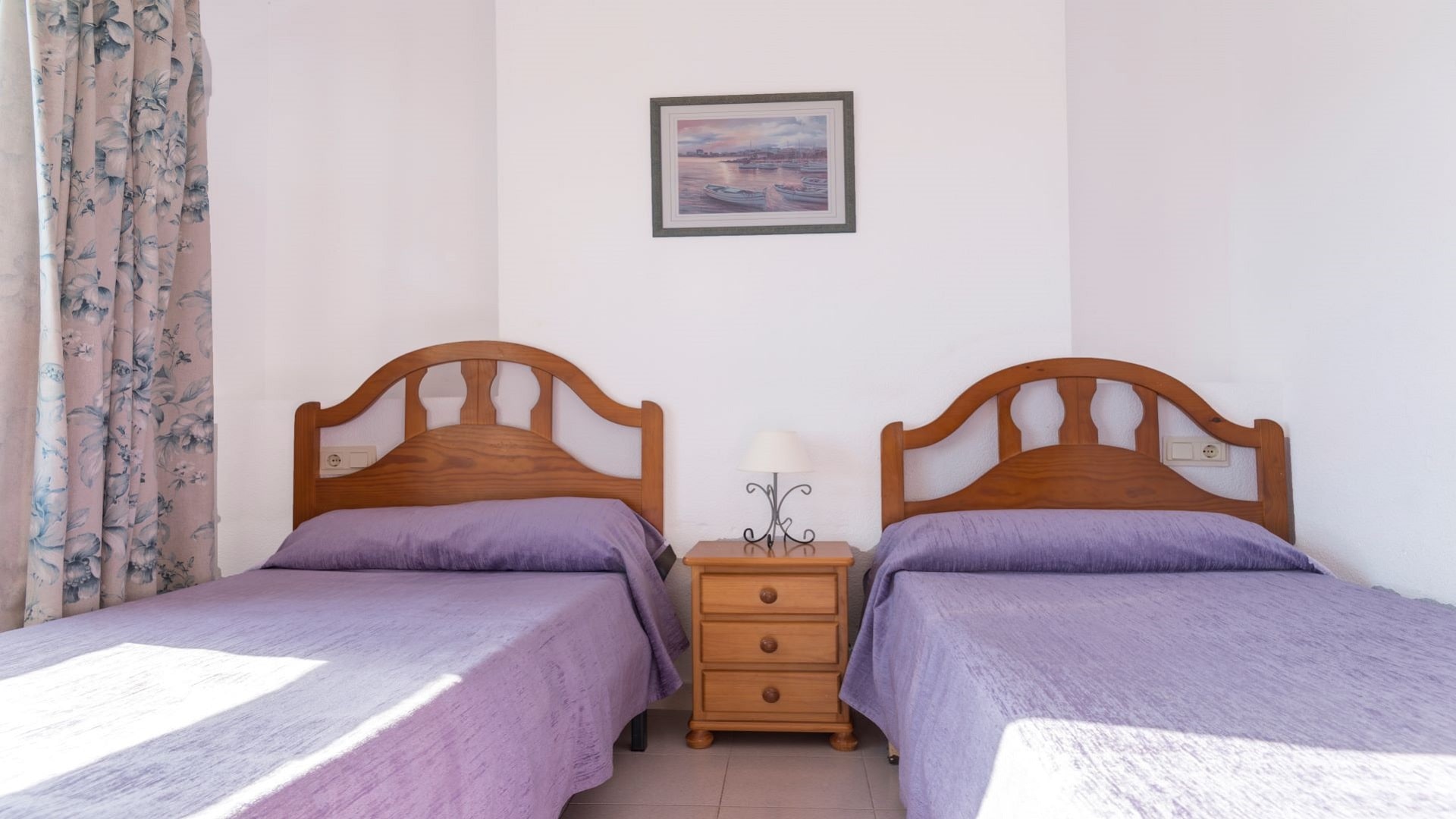 habitacin-con-dos-camas-individuales-room-with-two-single-bed-4-min